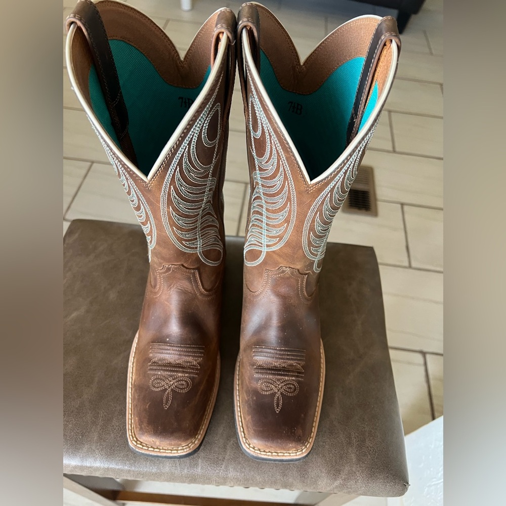 Ariat Brown Heeled Boots with Blue Stitching - Picture 3 of 9